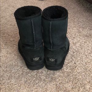 Black classic uggs